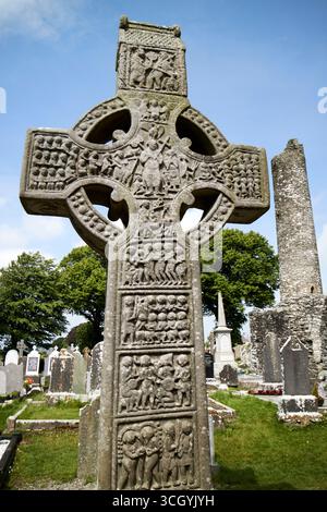 face est de muiredachs haute croix et tour ronde monasterboice ruine début chrétien colonie monastique comté de louth république d'irlande Banque D'Images