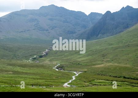 Parcours pédestre des Fairy Pools. Les Fairy Pools sont une série de piscines naturelles et de cascades à Glen Brittle sur l'île de Skye, en Écosse. Banque D'Images