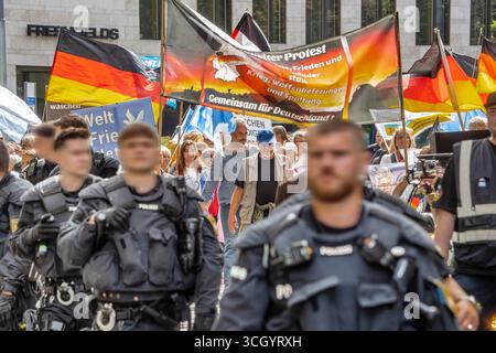 GFD Gemeinsam für Deutschland, rechte Sammelbewegung, Kundgebung und Demozug Thema Frieden statt Krieg, München, 30. Août 2025 Deutschland, München, 30. Août 2025, GFD Kundgebung und Demonstrationszug durch die Innenstadt, rechte Sammelbewegung GFD Gemeinsam für Deutschland, bundesweiter Protest Motto diplomatie, Frieden und Miteinsander statt Krieg, Waffenlieferungen und Spaltung, Grenzkontrollen, gegen alters- und Kinderarmut, CA. 80-100 Teilnehmer, Steifich, Steifich Banque D'Images