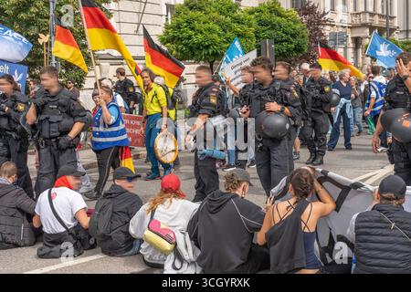 GFD Gemeinsam für Deutschland, rechte Sammelbewegung, Kundgebung und Demozug Thema Frieden statt Krieg, Sitzblockade der Antifa am Karolinenplatz, München, 30. Août 2025 Deutschland, München, 30. Août 2025, GFD Kundgebung und Demonstrationszug durch die Innenstadt, rechte Sammelbewegung GFD Gemeinsam für Deutschland, bundesweiter Protest Motto diplomatie, Frieden und Miteinsander statt Krieg, Waffenlieferungen und Spaltung, Grenzkontrollen, gegen alters- und Kinderarmut, CA. 80-100 Teilnehmer, Starter, Steifyer, Steifok, Steifok, Steifok, Steifok, Steifok, Steifem vaufok Banque D'Images