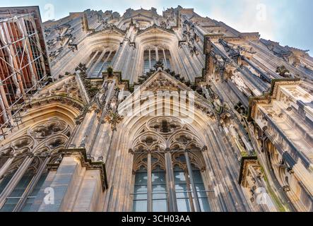 Cologne, Allemagne - 15 juin 2025 : vue rapprochée de la façade complexe de la cathédrale de Cologne, avec ses détails gothiques ornés et ses flèches imposantes Banque D'Images