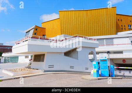 Berlin, Allemagne - 16 août 2025 : éléments architecturaux modernes de la salle de l'Orchestre Philharmonique de Berlin avec une façade jaune frappante et unique Banque D'Images