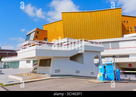 Berlin, Allemagne - 16 août 2025 : détails architecturaux de la salle de l'Orchestre Philharmonique de Berlin, avec des éléments de design modernes, jaune vif p Banque D'Images