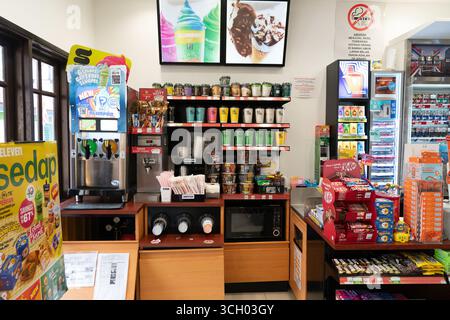 Langkawi, Malaisie - 11 septembre 2024 : zone de service à la clientèle dans 7-Eleven avec machine Slurpee, distributeur d'eau chaude, micro-ondes et nouilles instantanées Banque D'Images
