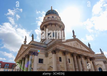 Berlin, Allemagne - 16 août 2025 : dôme de la cathédrale allemande de Berlin illuminé par la lumière du soleil avec un ciel bleu clair. Banque D'Images