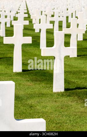 Les tombes du cimetière américain de Neupré forment une croix grecque. Le cimetière contient des tombes de soldats américains. C'est un site important avec Banque D'Images