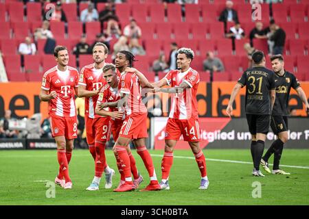 30 août 2025, Bavière, Augsbourg : Football, Bundesliga, FC Augsburg - FC Bayern Munich, Journée 2, WWK-Arena. Leon Goretzka (G-d, Bayern Munich), Harry Kane (Bayern Munich), Joshua Kimmich (Bayern Munich), le buteur Michael Olise (Bayern Munich) et Luis Diaz (Bayern Munich) célèbrent après avoir marqué le 0 :3. Photo : Harry Langer/dpa - NOTE IMPORTANTE : conformément aux règlements de la DFL German Football League et de la DFB German Football Association, il est interdit d'utiliser ou de faire utiliser des photographies prises dans le stade et/ou du match sous forme d'images séquentielles et/ou Banque D'Images