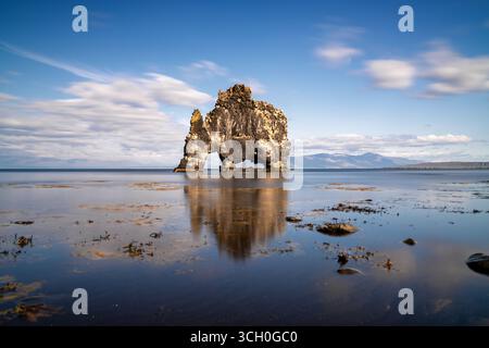 Une vue de la pile maritime emblématique de Hvitserkur dans le nord de l'Islande avec des reflets dans l'eau Banque D'Images