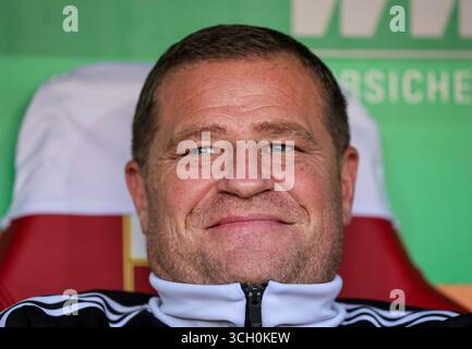 AUGSBOURG, ALLEMAGNE - AOÛT 30 : Max Eberl membre du conseil d'administration du FC Bayern Muenchen avant le match de Bundesliga entre le FC Augsbourg et le FC Bayern München à la WWK-Arena le 30 août 2025 à Augsbourg, Allemagne. © diebilderwelt / Alamy Live News Banque D'Images