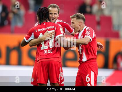AUGSBOURG, ALLEMAGNE - AOÛT 30 : Michael Olise du FC Bayern Muenchen fête avec Harry Kane du FC Bayern Muenchen et Joshua Kimmich du FC Bayern Muenchen après avoir marqué le troisième but de son équipe lors du match de Bundesliga entre le FC Augsbourg et le FC Bayern München à la WWK-Arena le 30 août 2025 à Augsbourg, Allemagne. © diebilderwelt / Alamy Live News Banque D'Images
