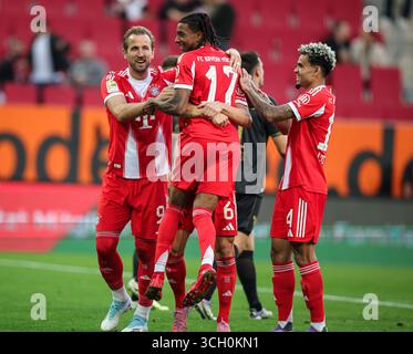 AUGSBOURG, ALLEMAGNE - AOÛT 30 : Michael Olise du FC Bayern Muenchen fête avec ses coéquipiers après avoir marqué le troisième but de son équipe lors du match de Bundesliga entre le FC Augsbourg et le FC Bayern München à la WWK-Arena le 30 août 2025 à Augsbourg, en Allemagne. © diebilderwelt / Alamy Live News Banque D'Images