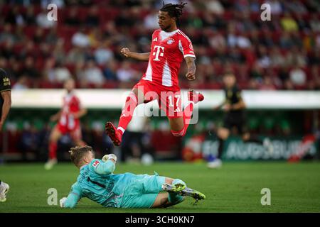 AUGSBOURG, ALLEMAGNE - AOÛT 30 : Michael Olise du FC Bayern Muenchen, Finn Dahmen du FC Augsburg lors du match de Bundesliga entre le FC Augsburg et le FC Bayern München à la WWK-Arena le 30 août 2025 à Augsbourg, Allemagne. © diebilderwelt / Alamy Live News Banque D'Images