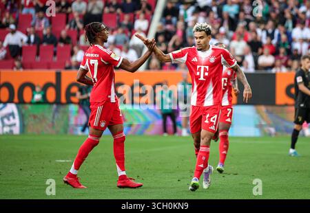 AUGSBOURG, ALLEMAGNE - AOÛT 30 : Luis Diaz du FC Bayern Muenchen fête avec Michael Olise du FC Bayern Muenchen après avoir marqué le deuxième but de son équipe lors du match de Bundesliga entre le FC Augsburg et le FC Bayern München à la WWK-Arena le 30 août 2025 à Augsbourg, Allemagne. © diebilderwelt / Alamy Live News Banque D'Images