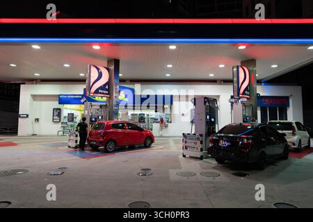 Kuala Lumpur, Malaisie - 17 septembre 2024 : plusieurs voitures sont à une station-service Petron la nuit. Banque D'Images