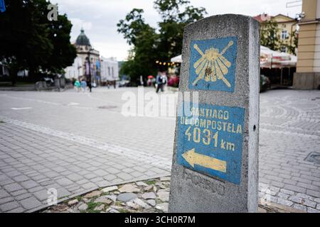 Przemysl, Pologne - 23 août 2025 : marqueur en pierre de camino à Przemysl avec des panneaux bleus indiquant 4031 kilomètres de Saint-Jacques-de-Compostelle Banque D'Images