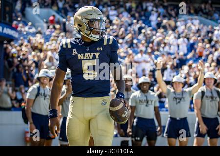 30 août 2025 : le quarterback Braxton Woodson (5 ans) dirige le ballon pendant le match entre les Keydets de l'Institut militaire de Virginie et les Midshipmen de la Marine joué à Annapolis, Maryland. Cory Royster/Cal Sport Media Banque D'Images