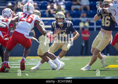 30 août 2025 : Blake Horvath (11 ans), quarterback des Midshipmen de la Navy, dirige le ballon pendant le match entre les Keydets de l'Institut militaire de Virginie et les Midshipmen de la Navy joués à Annapolis, dans le Maryland. Cory Royster/Cal Sport Media Banque D'Images