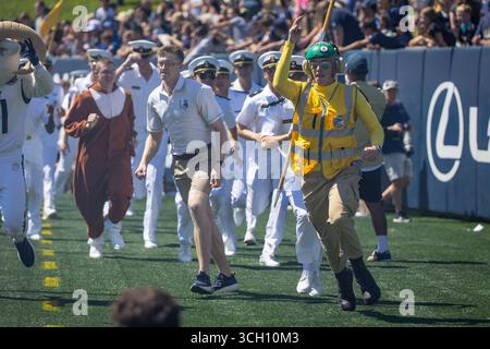 30 août 2025 : la brigade des Midshipmen de la Navy prend la zone finale après le touchdown pendant le match entre les Keydets de l'Institut militaire de Virginie et les Midshipmen de la Navy joué à Annapolis, dans le Maryland. Cory Royster/Cal Sport Media Banque D'Images