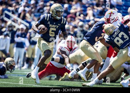30 août 2025 : le quarterback Braxton Woodson (5 ans) dirige le ballon pendant le match entre les Keydets de l'Institut militaire de Virginie et les Midshipmen de la Marine joué à Annapolis, Maryland. Cory Royster/Cal Sport Media Banque D'Images