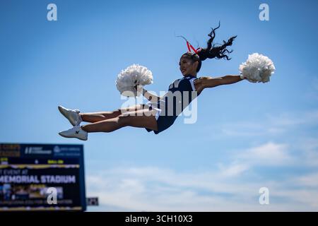 30 août 2025 : cheerleader des Navy Midshipmen pendant le match entre les Keydets de l'Institut militaire de Virginie et les Navy Midshipmen jouent à Annapolis, dans le Maryland. Cory Royster/Cal Sport Media Banque D'Images