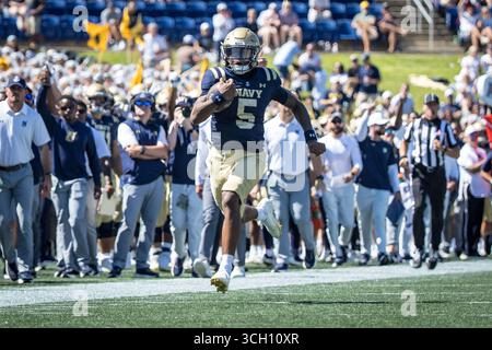 30 août 2025 : le quarterback Braxton Woodson (5 ans) dirige le ballon pendant le match entre les Keydets de l'Institut militaire de Virginie et les Midshipmen de la Marine joué à Annapolis, Maryland. Cory Royster/Cal Sport Media Banque D'Images