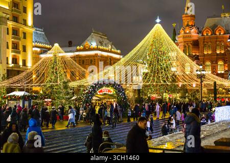 moscou, russie, 12.01.2020 personnes se rassemblant au marché de Noël avec arbre de vacances lumineux. Soirée d'hiver célébration événement festif pour le nouvel an. Banque D'Images