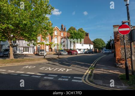 Une rue latérale pittoresque à Saffron Walden, Essex, Angleterre, avec des bâtiments historiques et un panneau « entrée interdite ». Banque D'Images