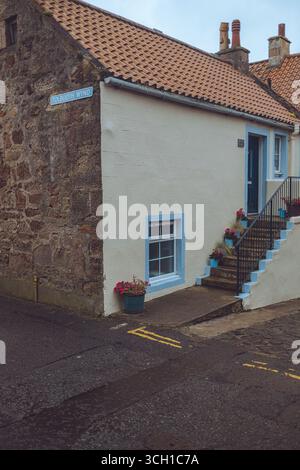 Niché à côté d'Anstruther, Cellardyke est un charmant vieux village de pêcheurs - port calme, chalets blanchis à la chaux, bassin de marée - et riche en patrimoine côtier. Banque D'Images
