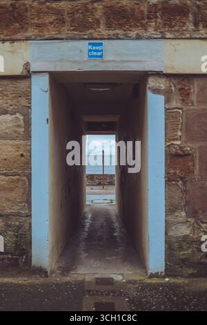 Niché à côté d'Anstruther, Cellardyke est un charmant vieux village de pêcheurs - port calme, chalets blanchis à la chaux, bassin de marée - et riche en patrimoine côtier. Banque D'Images