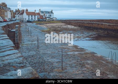 Niché à côté d'Anstruther, Cellardyke est un charmant vieux village de pêcheurs - port calme, chalets blanchis à la chaux, bassin de marée - et riche en patrimoine côtier. Banque D'Images