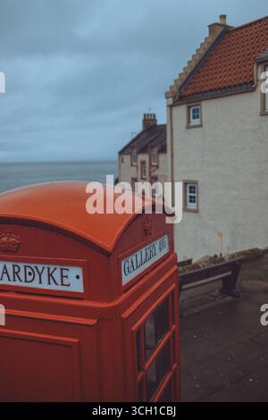 Niché à côté d'Anstruther, Cellardyke est un charmant vieux village de pêcheurs - port calme, chalets blanchis à la chaux, bassin de marée - et riche en patrimoine côtier. Banque D'Images