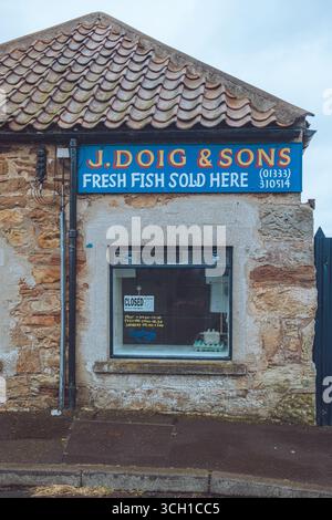 Niché à côté d'Anstruther, Cellardyke est un charmant vieux village de pêcheurs - port calme, chalets blanchis à la chaux, bassin de marée - et riche en patrimoine côtier. Banque D'Images