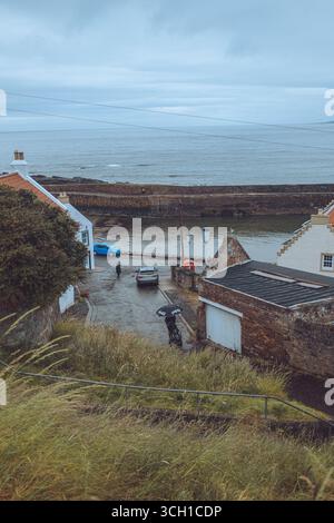 Niché à côté d'Anstruther, Cellardyke est un charmant vieux village de pêcheurs - port calme, chalets blanchis à la chaux, bassin de marée - et riche en patrimoine côtier. Banque D'Images