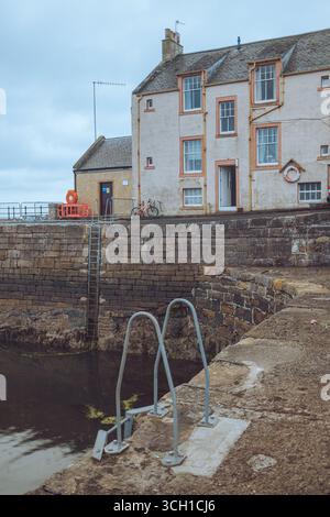 Niché à côté d'Anstruther, Cellardyke est un charmant vieux village de pêcheurs - port calme, chalets blanchis à la chaux, bassin de marée - et riche en patrimoine côtier. Banque D'Images