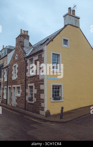 Niché à côté d'Anstruther, Cellardyke est un charmant vieux village de pêcheurs - port calme, chalets blanchis à la chaux, bassin de marée - et riche en patrimoine côtier. Banque D'Images