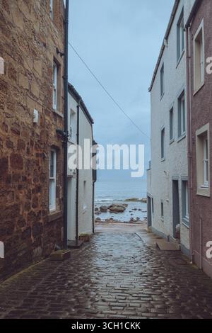 Niché à côté d'Anstruther, Cellardyke est un charmant vieux village de pêcheurs - port calme, chalets blanchis à la chaux, bassin de marée - et riche en patrimoine côtier. Banque D'Images