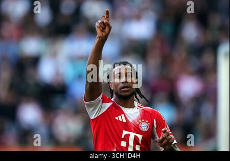 AUGSBOURG, ALLEMAGNE - AOÛT 30 : Michael Olise du FC Bayern Muenchen réagit lors du match de Bundesliga entre le FC Augsbourg et le FC Bayern München à la WWK-Arena le 30 août 2025 à Augsbourg, Allemagne. © diebilderwelt / Alamy Live News Banque D'Images
