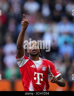 AUGSBOURG, ALLEMAGNE - AOÛT 30 : Michael Olise du FC Bayern Muenchen réagit lors du match de Bundesliga entre le FC Augsbourg et le FC Bayern München à la WWK-Arena le 30 août 2025 à Augsbourg, Allemagne. © diebilderwelt / Alamy Live News Banque D'Images