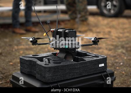 Quantico, États-Unis. 07 mars 2025. Un système d'avion sans pilote Neros Archer à la première personne-View se trouve sur un boîtier lors d'une zone de démonstration au Bataillon d'entraînement aux armes sur la base du corps des Marines Quantico, le 7 mars 2025 à Quantico, en Virginie. Crédit : Cpl. Joshua Barker/U.S Marines/Alamy Live News Banque D'Images