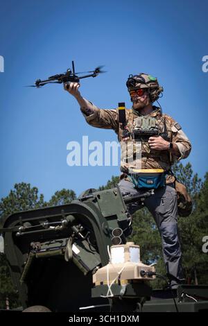 Fort Belvoir, États-Unis. 11 juin 2024. Un expert technique du U.S. Army combat Capabilities Development Command lance un drone sans pilote Skydio X2D lors d’un exercice de test de réduction des risques sur le terrain, le 12 juin 2024 à Fort Belvoir, Virginie, États-Unis. Crédit : Kyle Richardson/US Army/Alamy Live News Banque D'Images