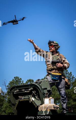 Fort Belvoir, États-Unis. 11 juin 2024. Un expert technique du U.S. Army combat Capabilities Development Command lance un drone sans pilote Skydio X2D lors d’un exercice de test de réduction des risques sur le terrain, le 12 juin 2024 à Fort Belvoir, Virginie, États-Unis. Crédit : Kyle Richardson/US Army/Alamy Live News Banque D'Images