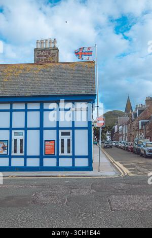 Majestueux et accidenté, Bass Rock s’élève de la mer, abritant la plus grande colonie de gannets au monde. Banque D'Images