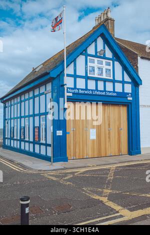 Majestueux et accidenté, Bass Rock s’élève de la mer, abritant la plus grande colonie de gannets au monde. Banque D'Images