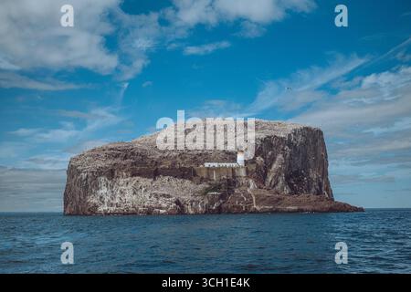 Majestueux et accidenté, Bass Rock s’élève de la mer, abritant la plus grande colonie de gannets au monde. Banque D'Images