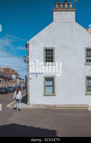 Majestueux et accidenté, Bass Rock s’élève de la mer, abritant la plus grande colonie de gannets au monde. Banque D'Images