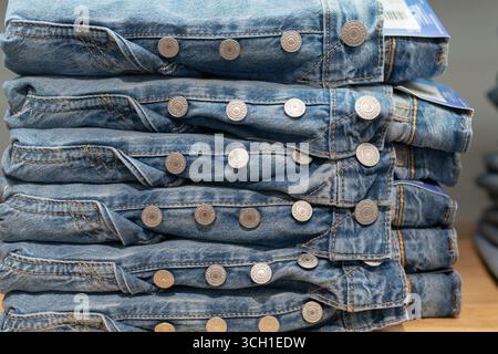 Kuala Lumpur, Malaisie - 19 septembre 2024 : gros plan d'une pile de jeans en denim pliés sur une étagère du magasin Levi's. Banque D'Images