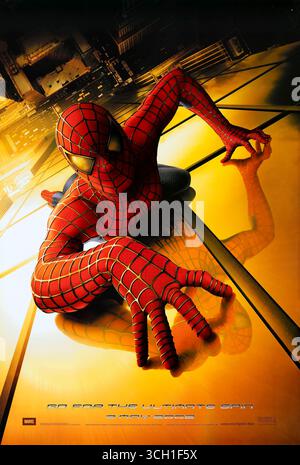 Spider-Man (2002) réalisé par Sam Raimi et mettant en vedette Tobey Maguire, Kirsten Dunst et Willem Dafoe. Un lycéen gagne des pouvoirs semblables à des araignées et promet de combattre le crime à New York, face au Gobelin vert. Photographie d'une affiche originale US Advance de 2002 À USAGE ÉDITORIAL EXCLUSIF. Crédit : BFA / Sony Pictures release Banque D'Images