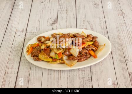 Szechuan Chili Beef : tendre coupes de bœuf marinées dans la sauce classique má là (chaude et engourdie) avec des arachides rôties et de la ciboulette Banque D'Images
