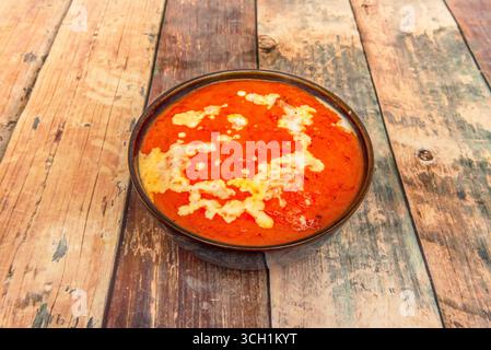 Meen Moilee : poisson au curry doux avec lait de coco, gingembre et feuilles de citron vert Kaffir Banque D'Images
