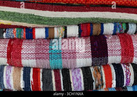 Pile de tissus colorés tissus tapis tapis traditionnellement fait main vue rapprochée Banque D'Images
